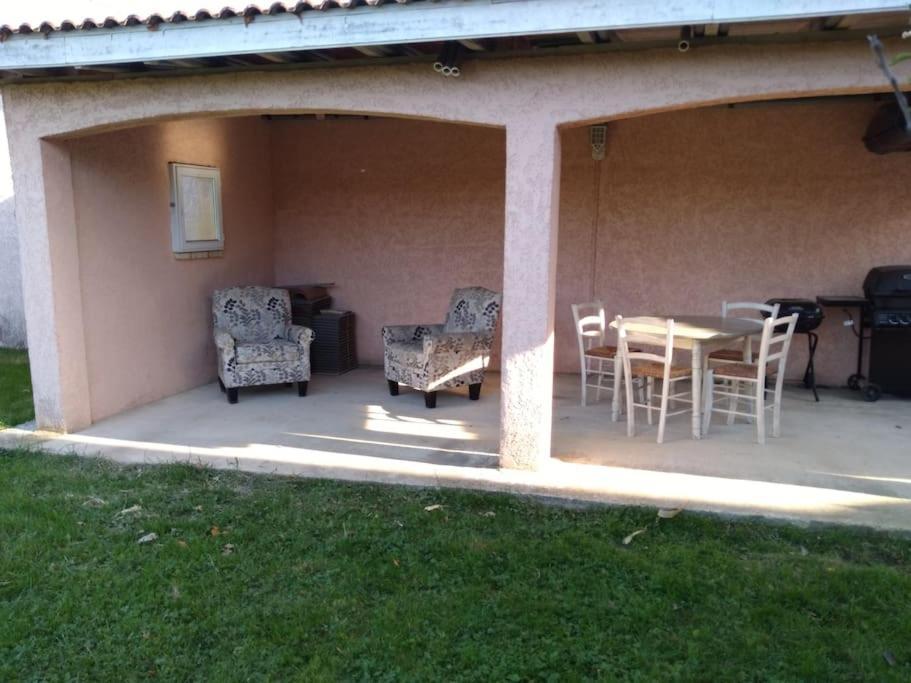 Comme A La Maison ! Chavanoz Εξωτερικό φωτογραφία